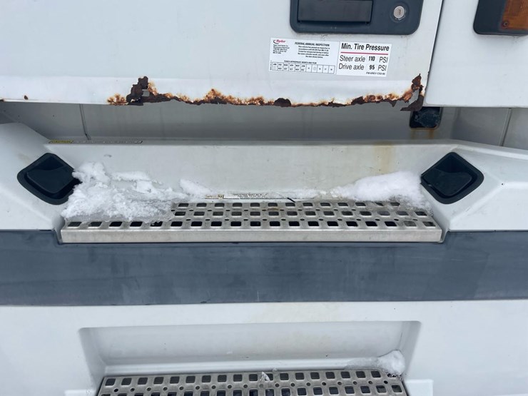 #149-•-2004-volvo-sleeper-semi-truck-image-12