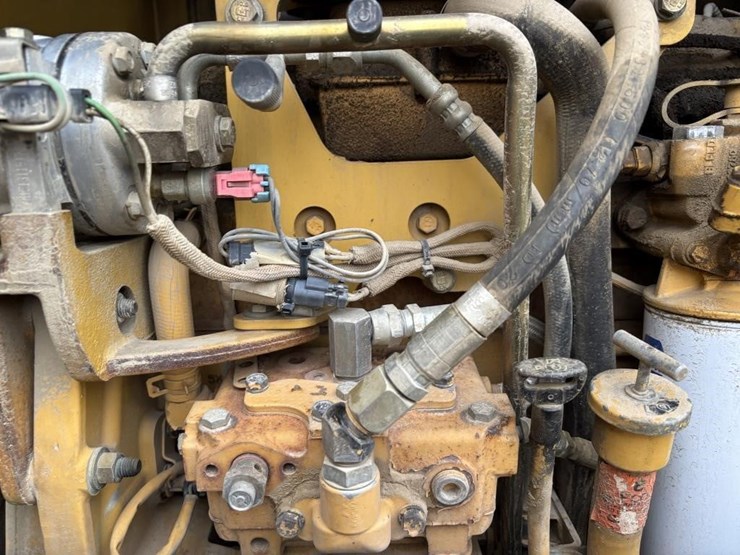 2005-caterpillar-143h-image-61