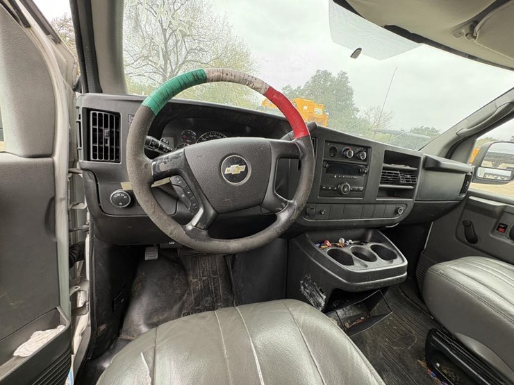 #23-•-2013-chevrolet-box-truck-image-11