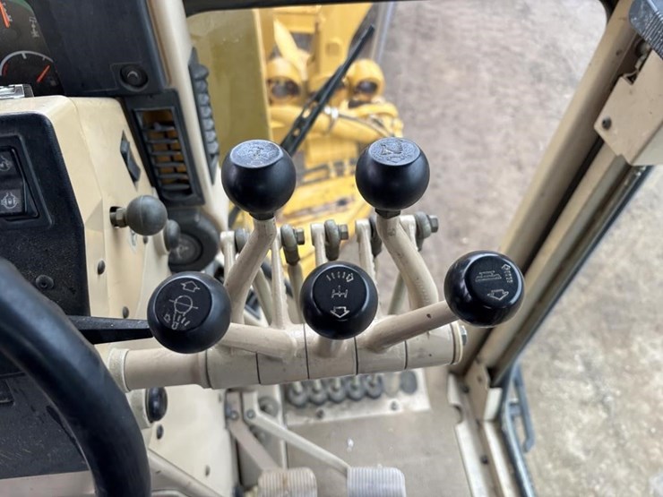 2005-caterpillar-143h-image-45