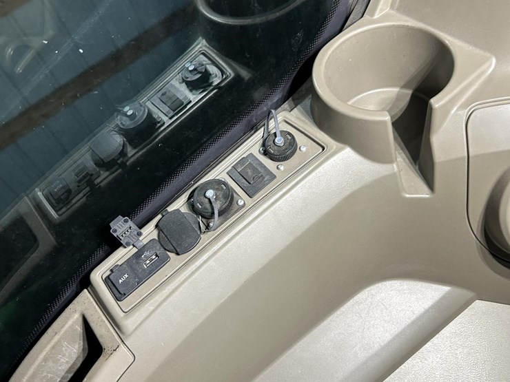 2022-john-deere-9r-590-image-51