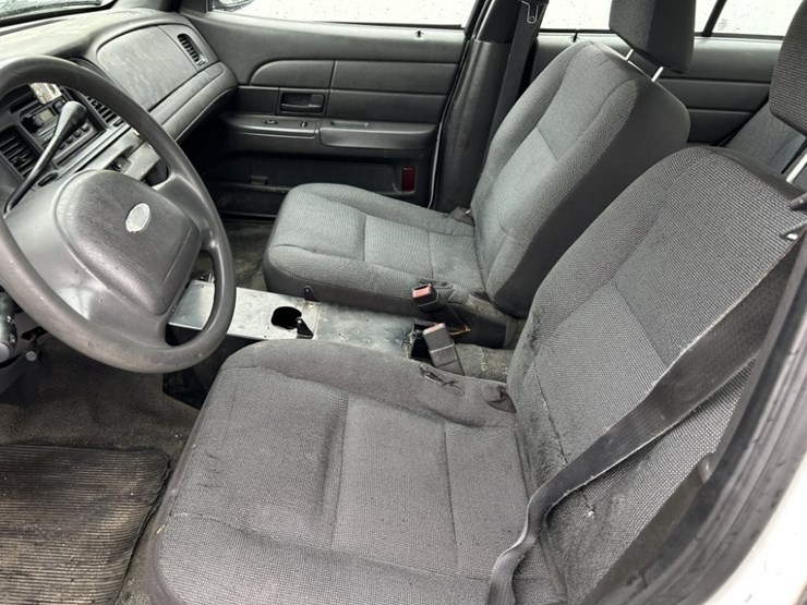 2004-ford-crown-victoria-sedan-image-18