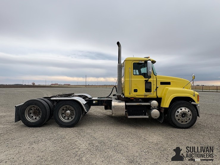 2013-mack-chu613-pinnacle-t/a-day-cab-truck-tractor-image-4