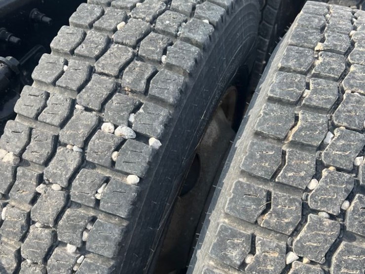 freightliner-columbia-112-image-8