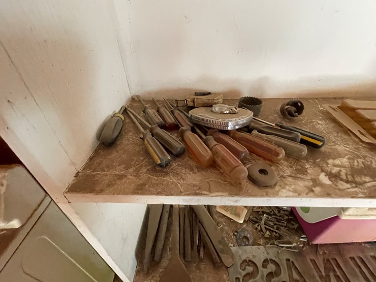 #3685-•-shelf-including-contents-image-9