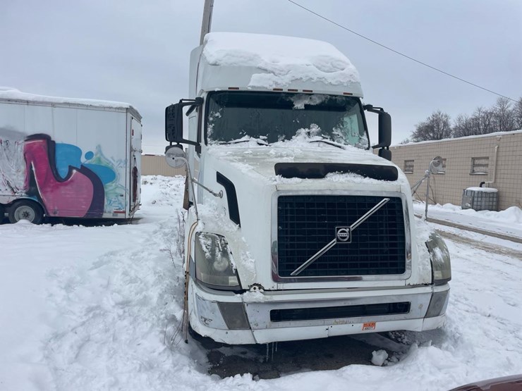 #149-•-2004-volvo-sleeper-semi-truck-image-8