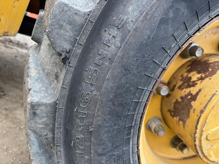 2017-deere-210l-image-27