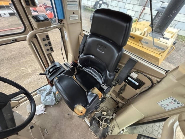 2005-caterpillar-143h-image-37