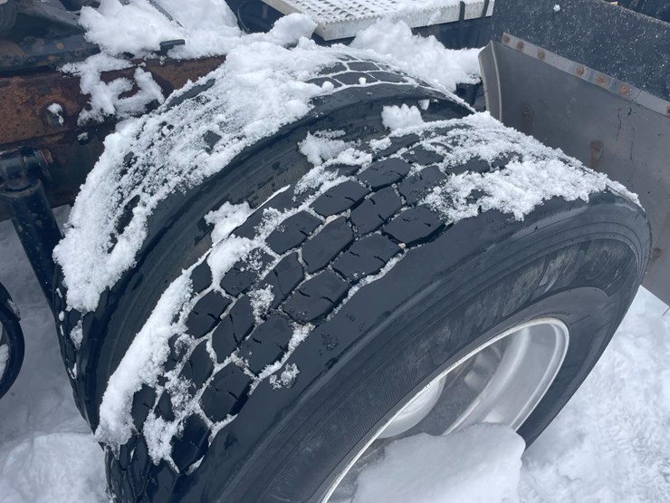 2012-peterbilt-384-image-22