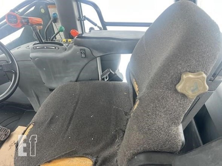 new-holland-tv140-image-7