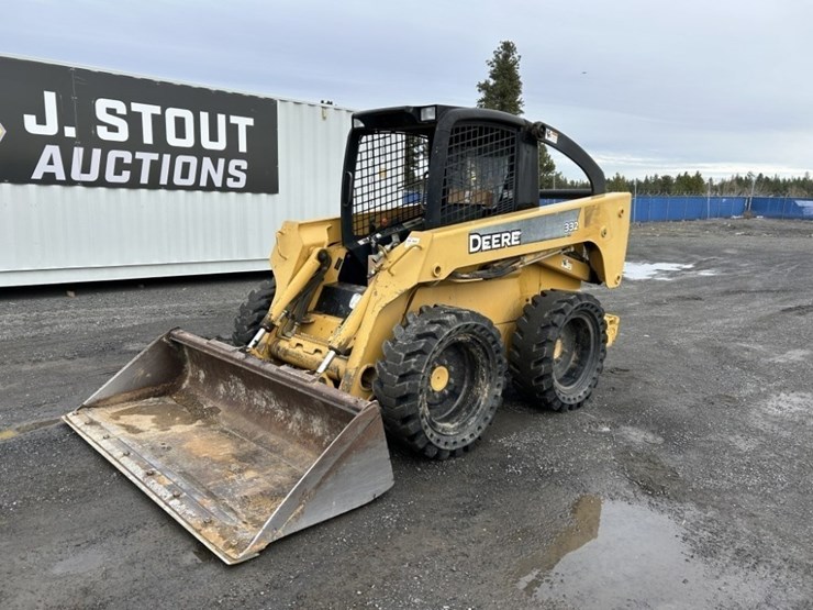 john-deere-332-image-1