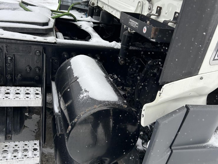 2019-freightliner-cascadia-126-image-27