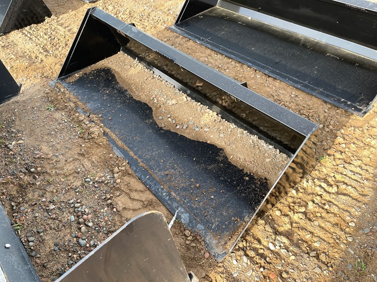 #2005-•-bucket-attachment-image-2