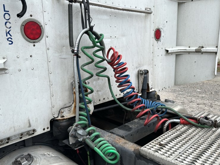 2006-peterbilt-379-image-23