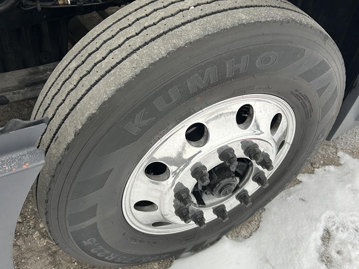 2019-freightliner-cascadia-126-image-7