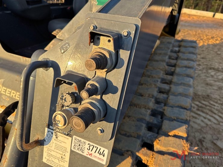 2022-deere-317g-image-5