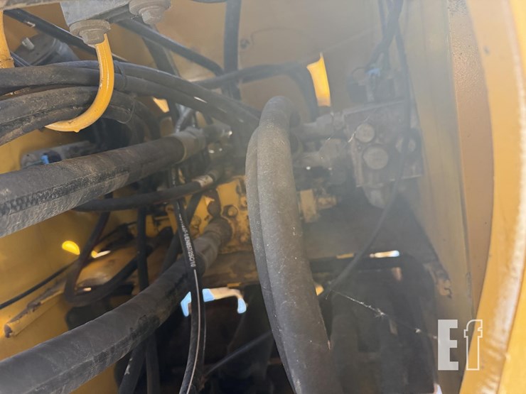 2011-deere-624k-image-10