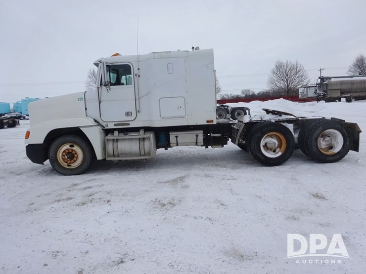 1994-freightliner-fld120-image-17