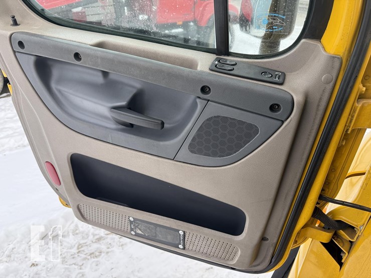 2016-freightliner-cascadia-125-image-39