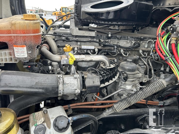 2019-freightliner-cascadia-126-image-13