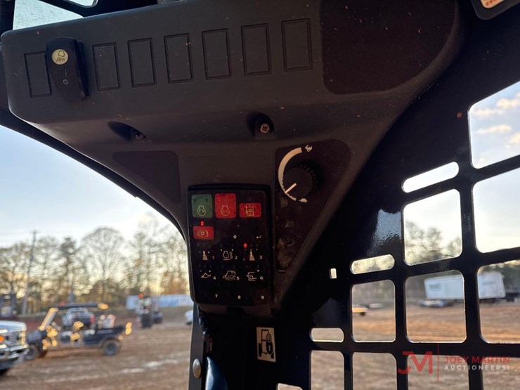 2022-deere-317g-image-15