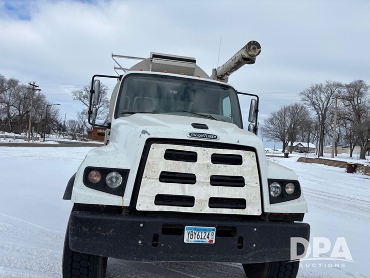 freightliner-114sd-image-22