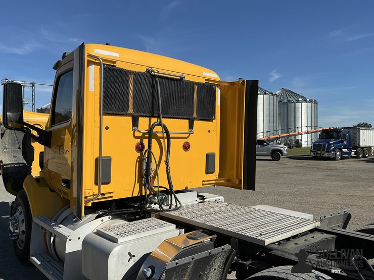 peterbilt-579-image-11
