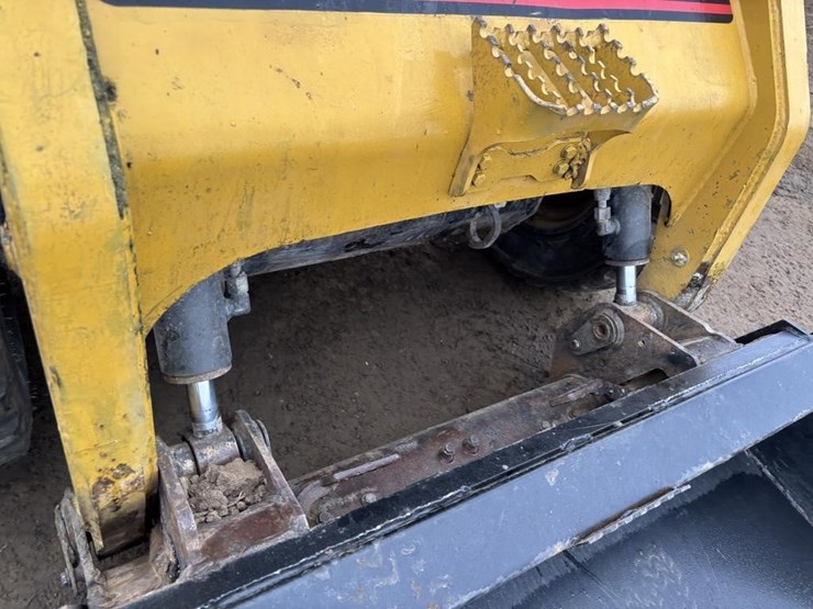 2006-caterpillar-246b-image-12