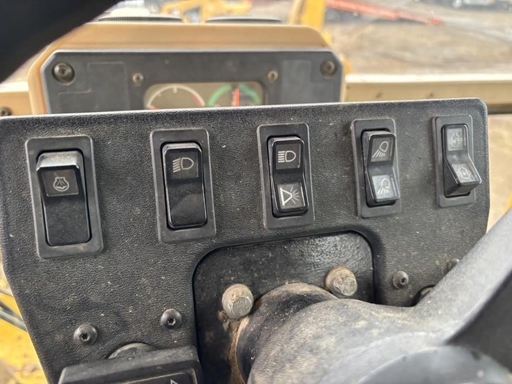 2005-caterpillar-143h-image-42