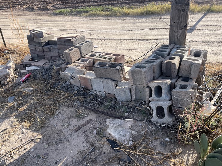 #3733-•-cinder-blocks-and-pavers-image-1