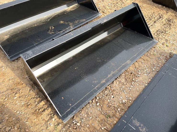 #2007-•-bucket-attachment-image-1