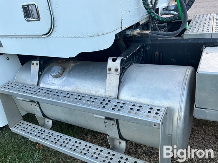 2001-freightliner-fld120-image-9