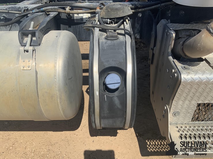 2017-peterbilt-348-image-14