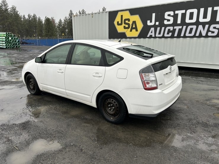 2004-toyota-prius-hybrid-sedan-image-3