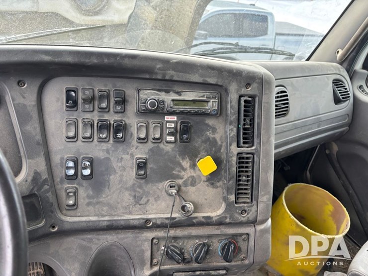 freightliner-114sd-image-65