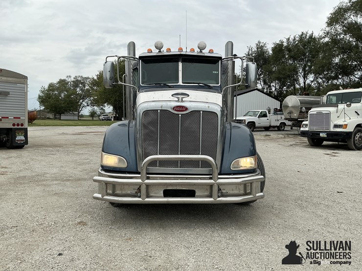2013-peterbilt-386-image-2