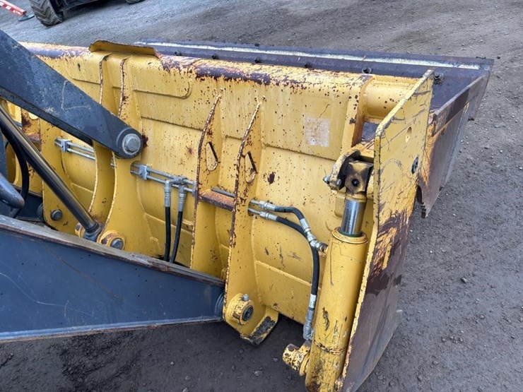 2017-deere-210l-image-12