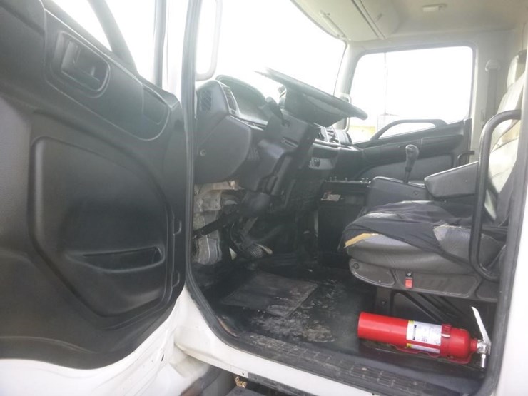 2019-hino-338-image-10