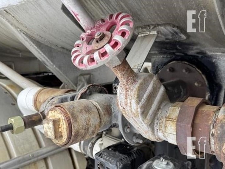 1985-freightliner-fld120-image-16