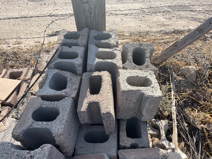 #3733-•-cinder-blocks-and-pavers-image-13