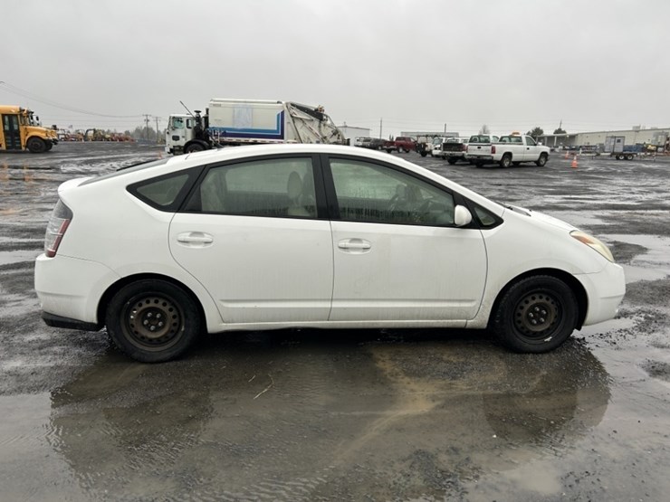 2004-toyota-prius-hybrid-sedan-image-6