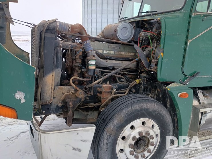 1996-freightliner-fld120-image-17