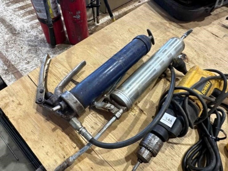 2-dewalt-electric-drills-&-2-grease-guns-image-4