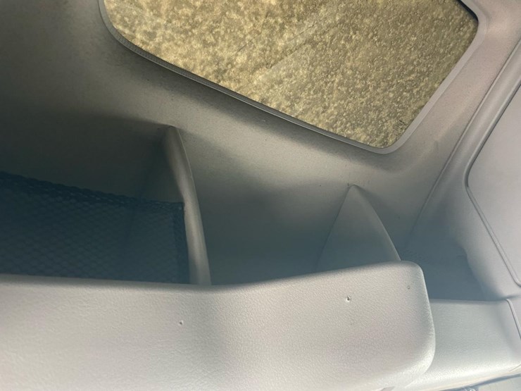 #149-•-2004-volvo-sleeper-semi-truck-image-39