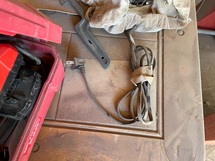 #3693-•-tables-and-hardware-image-10