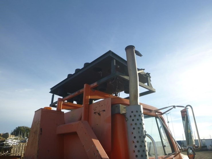 international-4900-image-8