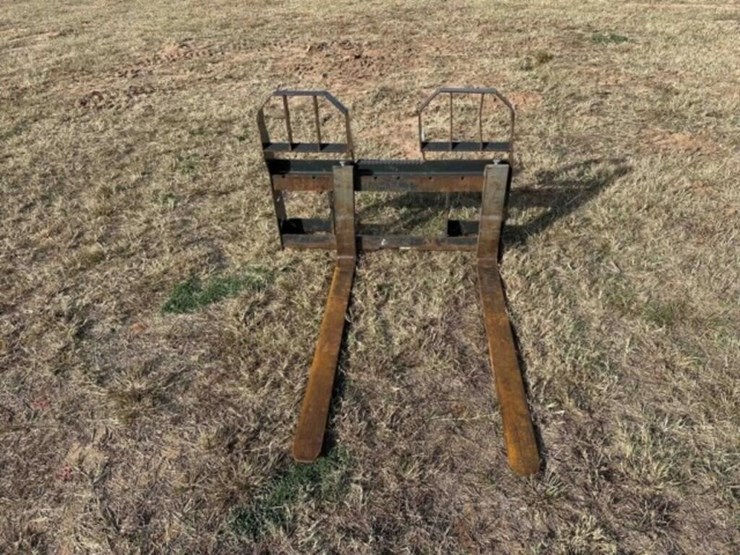 bobcat-skid-steer-pallet-forks-image-2