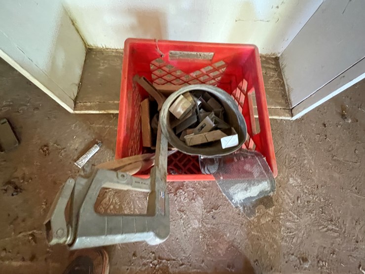 #3685-•-shelf-including-contents-image-3