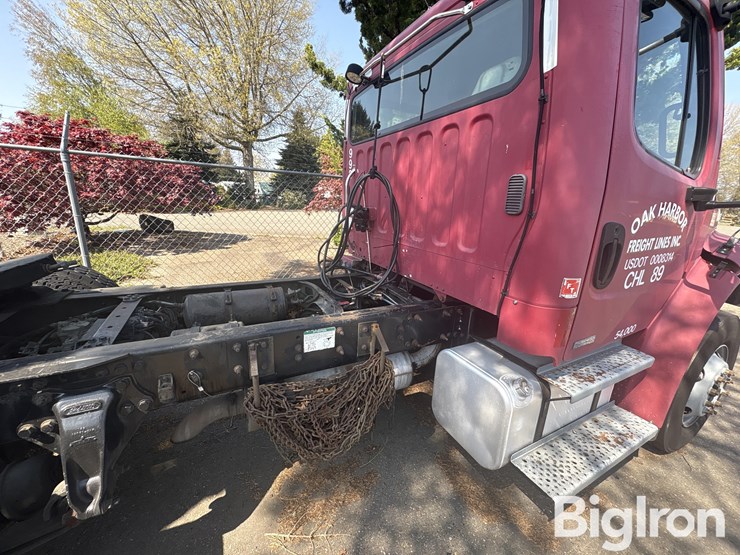 2004-freightliner-m2-106-image-15
