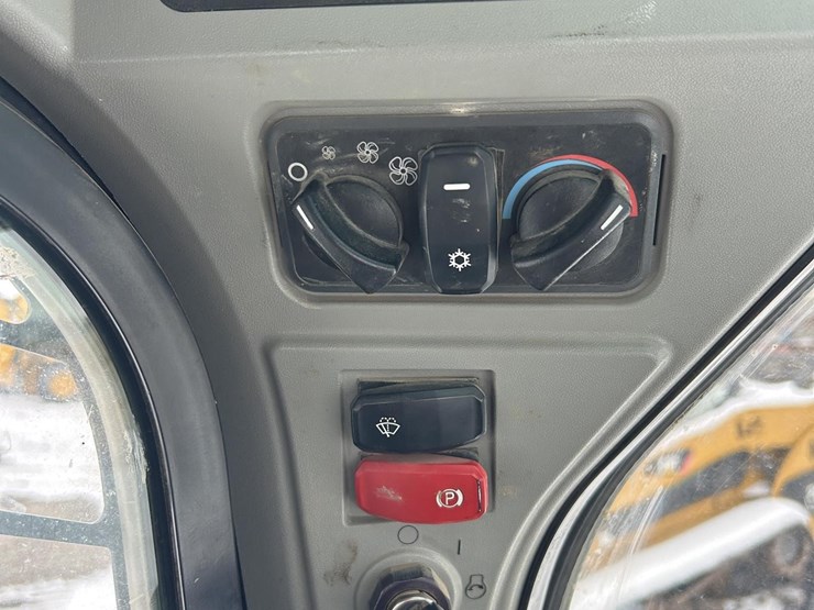 2021-caterpillar-259d3-image-43